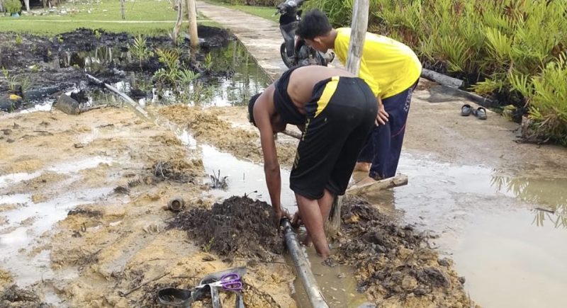 Warga Mensanaka Goro perbaiki gorong-gorong rusak (Foto : Zonamu/Ghafar)