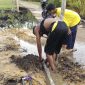Warga Mensanaka Goro perbaiki gorong-gorong rusak (Foto : Zonamu/Ghafar)