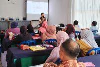 Wakil Ketua Karimun Media Group (KMG), M. Saimi Arrahman memberikan materi Pelatihan Multimedia di Desa Telaga Tujuh | Foto: Rian