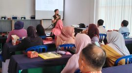Wakil Ketua Karimun Media Group (KMG), M. Saimi Arrahman memberikan materi Pelatihan Multimedia di Desa Telaga Tujuh | Foto: Rian