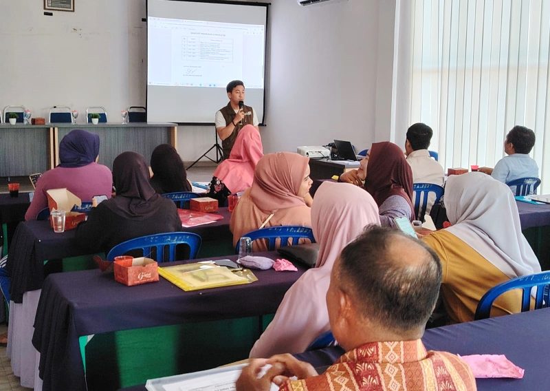 Wakil Ketua Karimun Media Group (KMG), M. Saimi Arrahman memberikan materi Pelatihan Multimedia di Desa Telaga Tujuh | Foto: Rian
