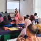 Wakil Ketua Karimun Media Group (KMG), M. Saimi Arrahman memberikan materi Pelatihan Multimedia di Desa Telaga Tujuh | Foto: Rian