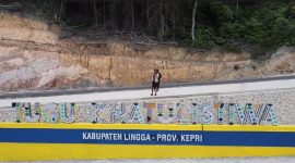 Tugu khatulistiwa (Foto : Zonamu/Ecky)