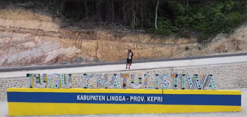 Tugu khatulistiwa (Foto : Zonamu/Ecky)