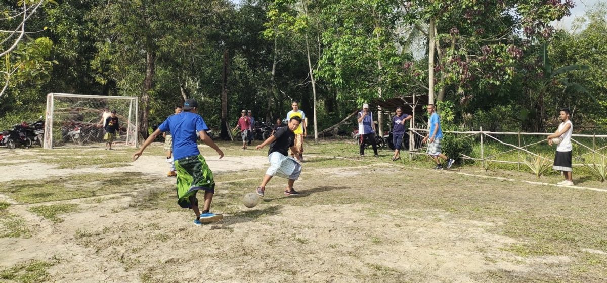 Warga saat bermain bola dengan menggunakan sarung (Foto : Zonamu/Yuda)