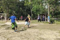 Warga saat bermain bola dengan menggunakan sarung (Foto : Zonamu/Yuda)