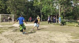 Warga saat bermain bola dengan menggunakan sarung (Foto : Zonamu/Yuda)