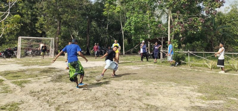 Warga saat bermain bola dengan menggunakan sarung (Foto : Zonamu/Yuda)