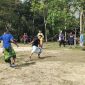 Warga saat bermain bola dengan menggunakan sarung (Foto : Zonamu/Yuda)