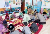 Desa Tanjung Harapan Bagikan 30 Paket Makanan Tambahan Diberikan Ke Anak Paud (Foto : Zonamu/Dony)