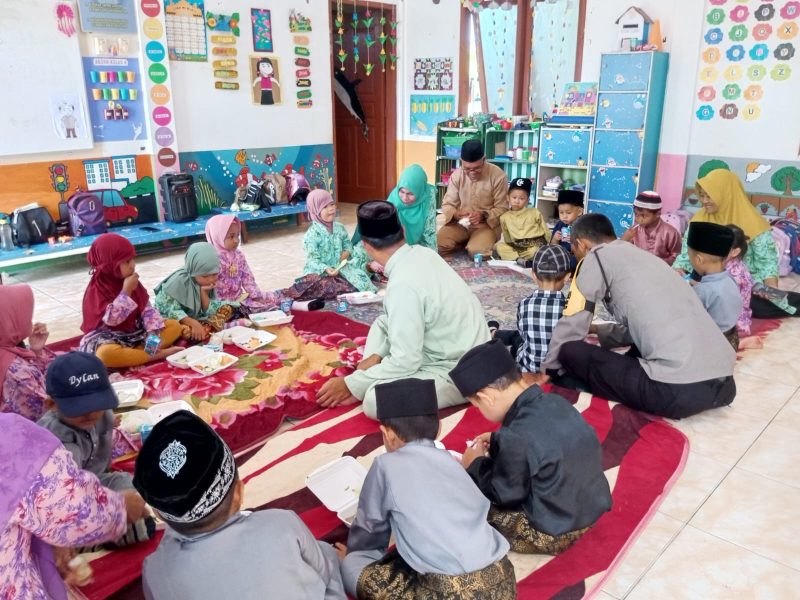 Desa Tanjung Harapan Bagikan 30 Paket Makanan Tambahan Diberikan Ke Anak Paud (Foto : Zonamu/Dony)
