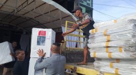 Proses pendistribusian logistik Pilkada di gudang KPU Lingga (Foto : Zonamu/Ardhi)