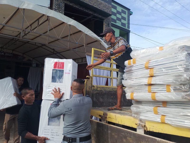 Proses pendistribusian logistik Pilkada di gudang KPU Lingga (Foto : Zonamu/Ardhi)