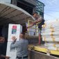Proses pendistribusian logistik Pilkada di gudang KPU Lingga (Foto : Zonamu/Ardhi)