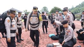Kapolres Lingga saat melakukan pengecekan perlengkapan personil (Foto : Zonamu/Indra)