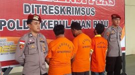3 Pelaku penambang pasir ilegal berinisial ES, K dan B diringkus Subdit IV Direktorat Reserse Kriminal Khusus Polda Kepri | Foto: Dian
