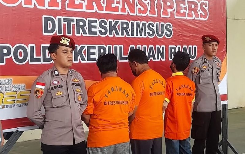 3 Pelaku penambang pasir ilegal berinisial ES, K dan B diringkus Subdit IV Direktorat Reserse Kriminal Khusus Polda Kepri | Foto: Dian