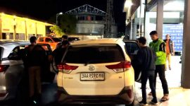 Terduga pelaku money politik dibawa ke Polres Karimun untuk diperiksa lebih lanjut | Foto: Nichita