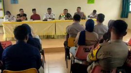 PPK Singkep saat menggelar rapat terkait pendistribusian logistik pilkada (Foto : Zonamu/Paino)