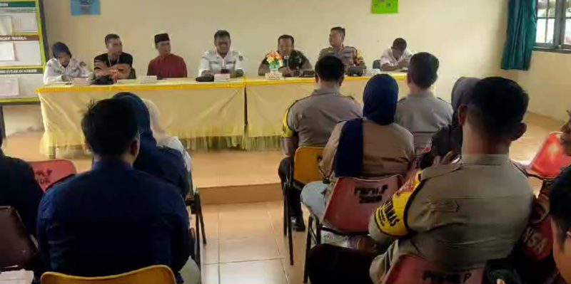 PPK Singkep saat menggelar rapat terkait pendistribusian logistik pilkada (Foto : Zonamu/Paino)