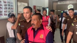 Mantan Ketua Umum dan Harian Koni Lingga saat digiring pihak Kejaksaan beberapa waktu lalu (Foto : Zonamu/Wandi)
