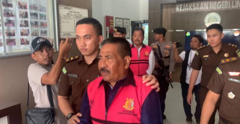 Mantan Ketua Umum dan Harian Koni Lingga saat digiring pihak Kejaksaan beberapa waktu lalu (Foto : Zonamu/Wandi)
