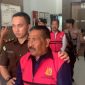 Mantan Ketua Umum dan Harian Koni Lingga saat digiring pihak Kejaksaan beberapa waktu lalu (Foto : Zonamu/Wandi)