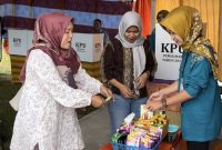 Warga usai mencoblos diberikan doorprize (Foto : Zonamu/Wandi)