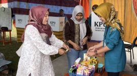 Warga usai mencoblos diberikan doorprize (Foto : Zonamu/Wandi)