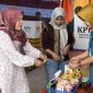 Warga usai mencoblos diberikan doorprize (Foto : Zonamu/Wandi)