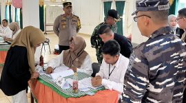 Kapolres Lingga, Danlanal dan KPU Lingga saat meninjau proses pencoblosan di Gedung Nasional Dabo, (Foto : Zonamu/Wandi)