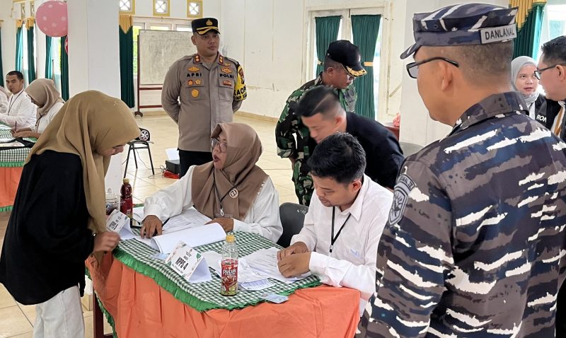 Kapolres Lingga, Danlanal dan KPU Lingga saat meninjau proses pencoblosan di Gedung Nasional Dabo, (Foto : Zonamu/Wandi)