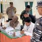 Kapolres Lingga, Danlanal dan KPU Lingga saat meninjau proses pencoblosan di Gedung Nasional Dabo, (Foto : Zonamu/Wandi)