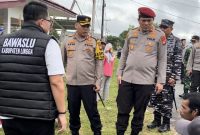 Pamatwil Polda Kepri Tinjau TPS di Dabo Singkep (Foto : Zonamu/Wandi)
