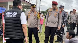 Pamatwil Polda Kepri Tinjau TPS di Dabo Singkep (Foto : Zonamu/Wandi)