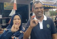 Novrizal usai mencoblos bersama sang istri, (Foto : Zonamu/Paino)