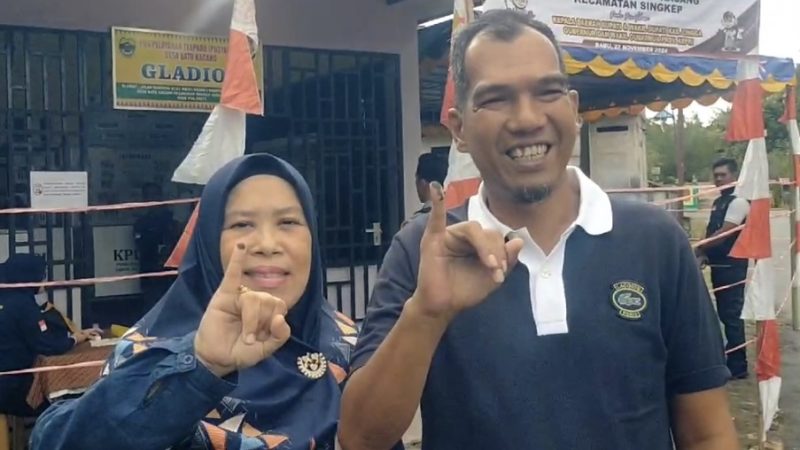Novrizal usai mencoblos bersama sang istri, (Foto : Zonamu/Paino)