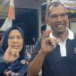 Novrizal usai mencoblos bersama sang istri, (Foto : Zonamu/Paino)