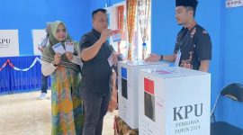 Bupati Lingga bersama istri saat mencoblos di TPS Desa Kelombok, (Foto : Zonamu/Nizar)