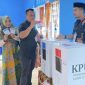 Bupati Lingga bersama istri saat mencoblos di TPS Desa Kelombok, (Foto : Zonamu/Nizar)