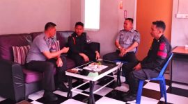 Kalapas Narkotika Tanjungpinang (kiri) saat memberikan arahan pengamanan kepada jajarannya | Foto: Humas Lapas Tanjungpinang