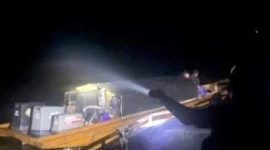 Petugas DJBC Kepri saat menangkap kapal pembawa rokok ilegal di Perairan Kabupaten Karimun | Foto: Nichita