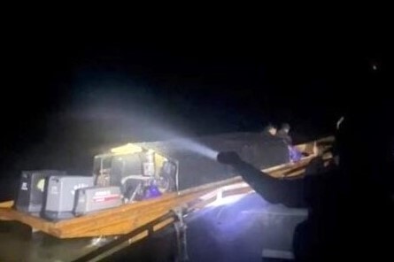 Petugas DJBC Kepri saat menangkap kapal pembawa rokok ilegal di Perairan Kabupaten Karimun | Foto: Nichita