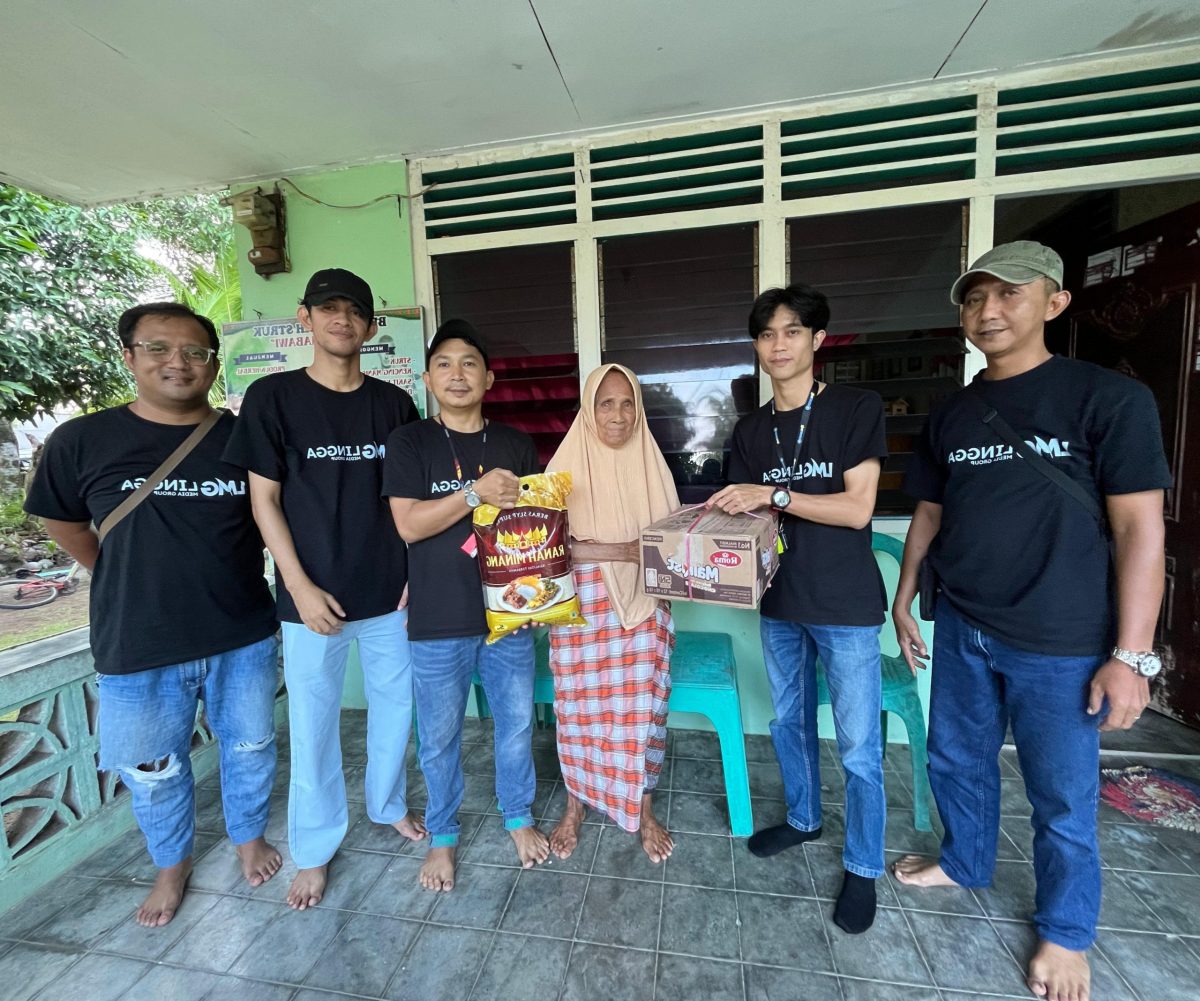 Lingga Media Group menyalurkan bantuan paket sembako kepada istri veteran di Dabo Singkep | Foto: Wandy