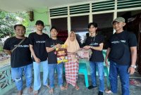 Lingga Media Group menyalurkan bantuan paket sembako kepada istri veteran di Dabo Singkep | Foto: Wandy