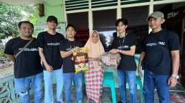 Lingga Media Group menyalurkan bantuan paket sembako kepada istri veteran di Dabo Singkep | Foto: Wandy