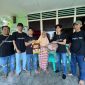 Lingga Media Group menyalurkan bantuan paket sembako kepada istri veteran di Dabo Singkep | Foto: Wandy