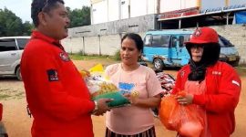 Wakil ketua DPC PBB Kabupaten Karimun, Maszan P Sianturi membagikan paket sembako kepada masyarakat | Foto: Nichita