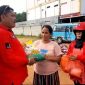 Wakil ketua DPC PBB Kabupaten Karimun, Maszan P Sianturi membagikan paket sembako kepada masyarakat | Foto: Nichita
