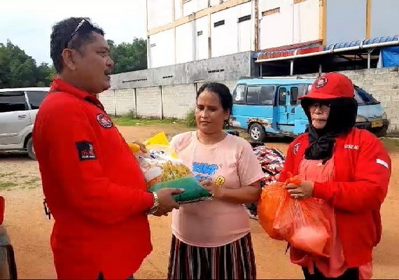 Wakil ketua DPC PBB Kabupaten Karimun, Maszan P Sianturi membagikan paket sembako kepada masyarakat | Foto: Nichita